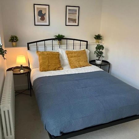 エプソムAwesome Refurbished 1 Bed Flat Few Steps To High St ! - 2 East Houseアパートメント エクステリア 写真