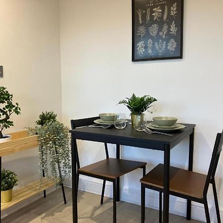 エプソムAwesome Refurbished 1 Bed Flat Few Steps To High St ! - 2 East Houseアパートメント エクステリア 写真