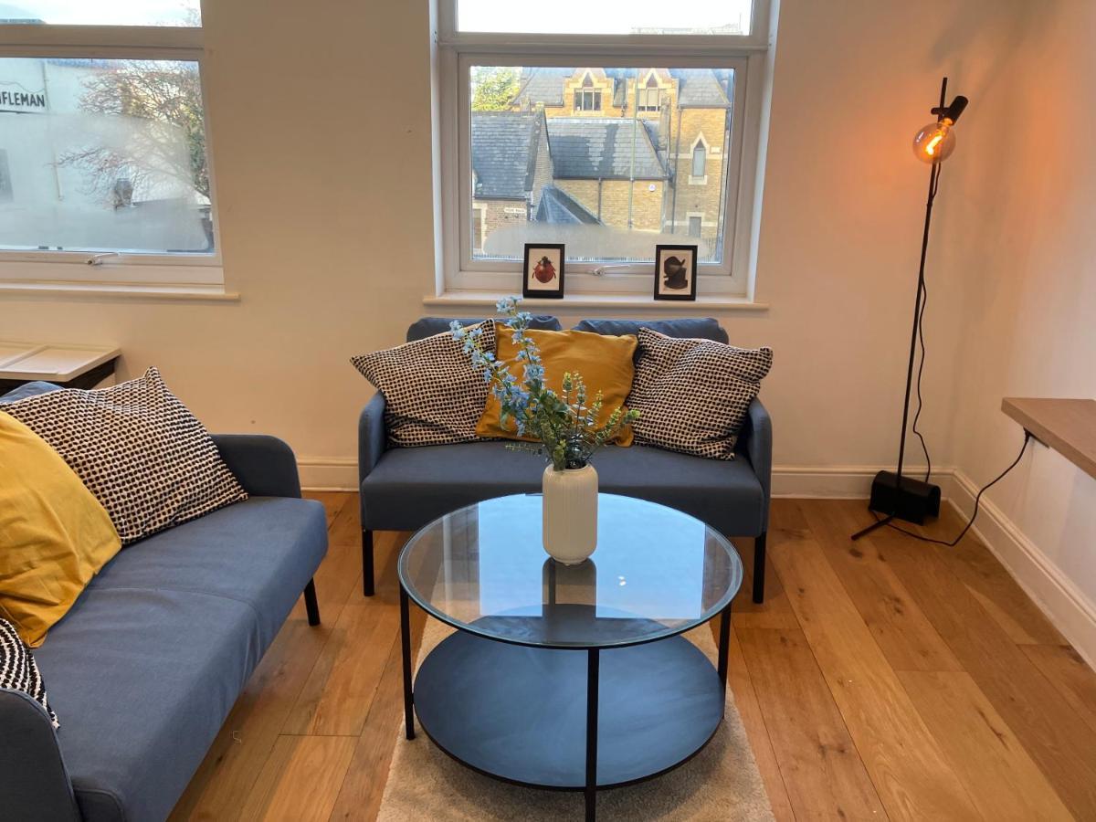 エプソムAwesome Refurbished 1 Bed Flat Few Steps To High St ! - 2 East Houseアパートメント エクステリア 写真