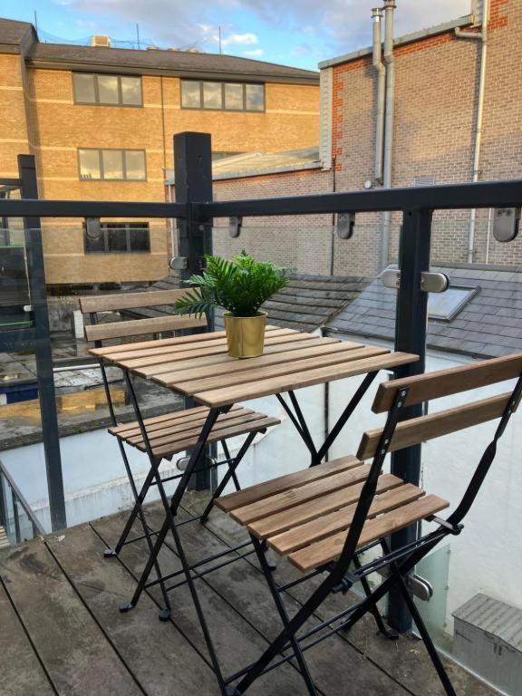エプソムAwesome Refurbished 1 Bed Flat Few Steps To High St ! - 2 East Houseアパートメント エクステリア 写真