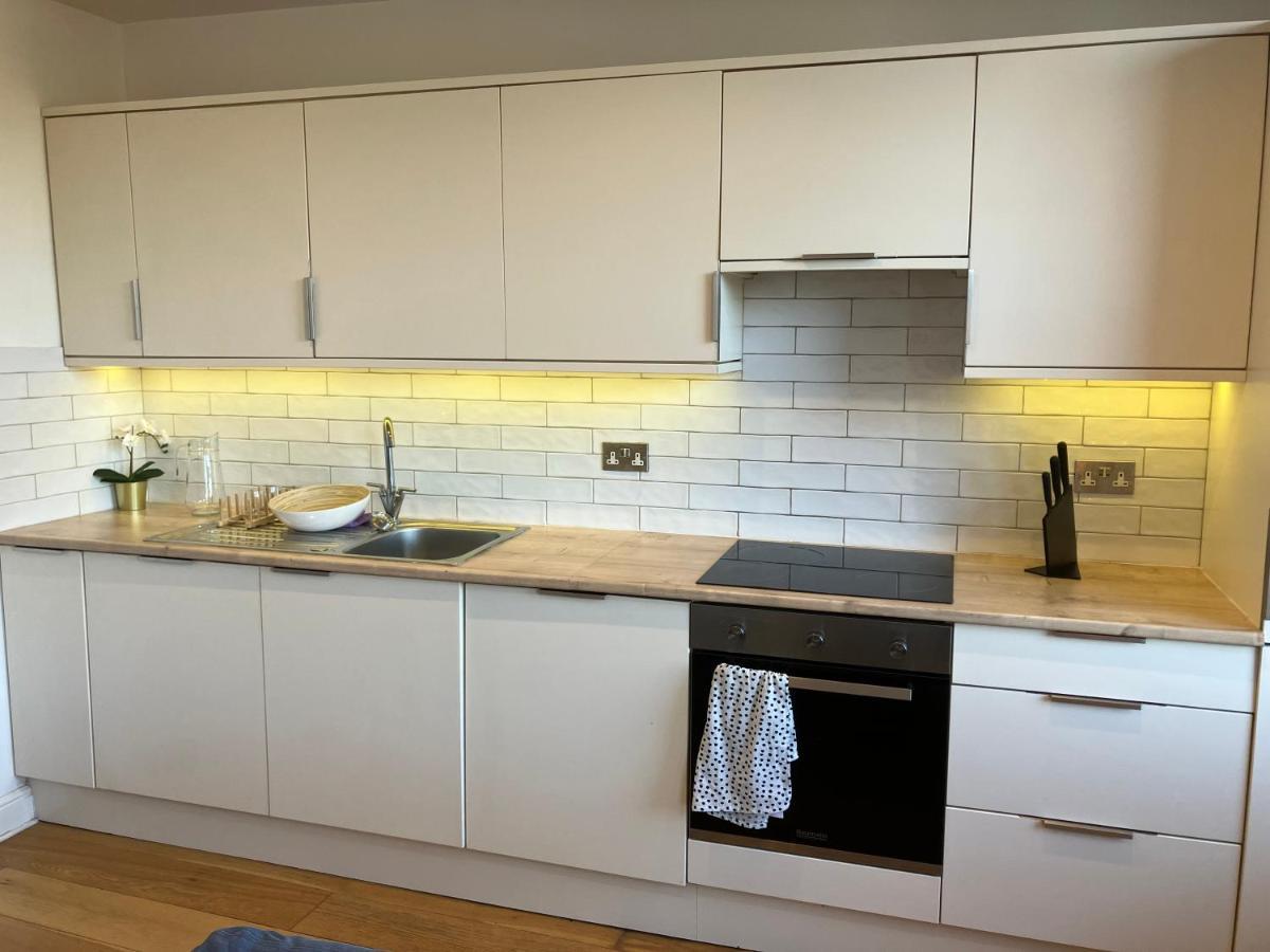 エプソムAwesome Refurbished 1 Bed Flat Few Steps To High St ! - 2 East Houseアパートメント エクステリア 写真