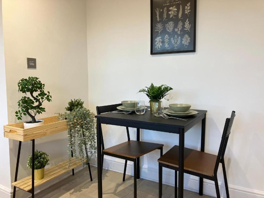 エプソムAwesome Refurbished 1 Bed Flat Few Steps To High St ! - 2 East Houseアパートメント エクステリア 写真